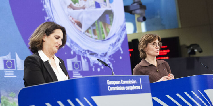 Teresa RIBERA e Jessika ROSWALL presentano la Water Resilience Strategy (Foto: Commissione europea)