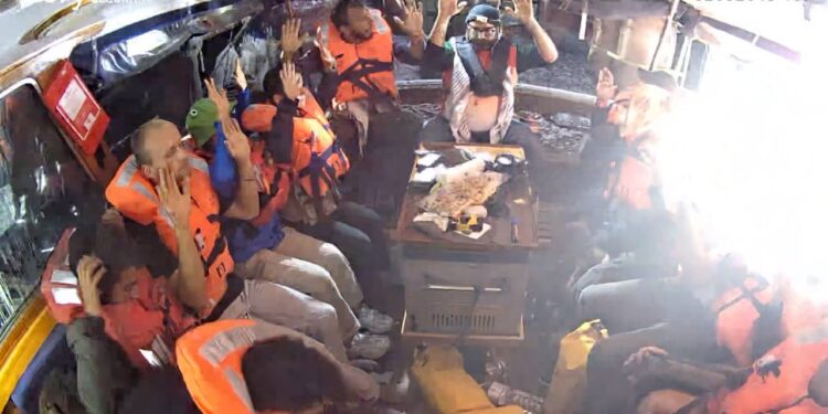 I membri dell'equipaggio della Madleen all'arrivo dell'esercito israeliano