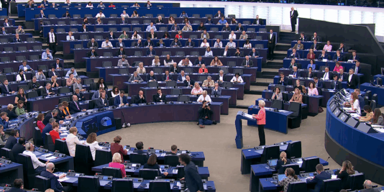 La presidente della Commissione europea, Ursula von der Leyen, nell'Aula del Parlamento europeo [Strasburgo, 7 luglio 2025]