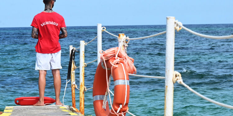 TORRE A MARE SPIAGGIA DELL' AERONAUTICA MILITARE, BAGNINO, BAGNINI, SALVATAGGIO, SALVAGENTE LAVORO ESTIVO LAVORI