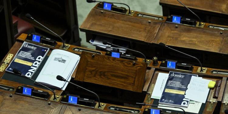 Pnrr, il dossier sui banchi della Camera [foto: Carlo Lannutti/imagoeconomica]