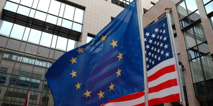 Bandiere degli Stati Uniti e dell'Unione europea [foto: Manzonetto/imagoeconomica]