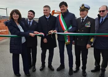Un momento della cerimonia (Foto: Autorità di Sistema Portuale del Mar Tirreno Centro Settentrionale)