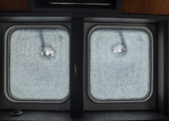 Gli oblò della Ocean Viking trapassati dai proiettili (Foto: Max Cavallari/SOS MEDITERRANEE)