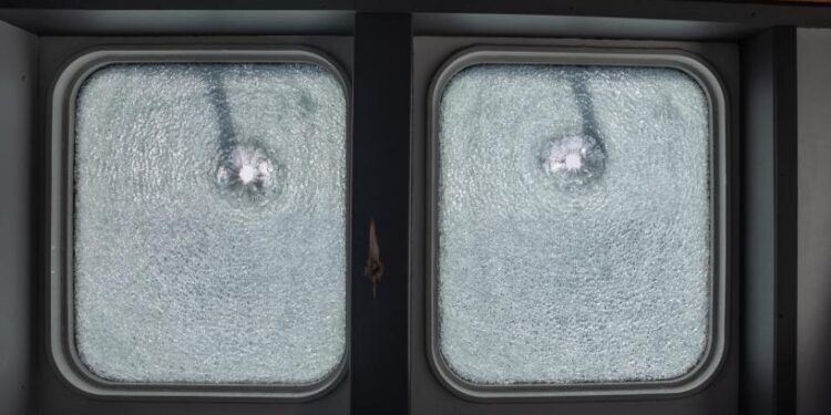 Gli oblò della Ocean Viking trapassati dai proiettili (Foto: Max Cavallari/SOS MEDITERRANEE)