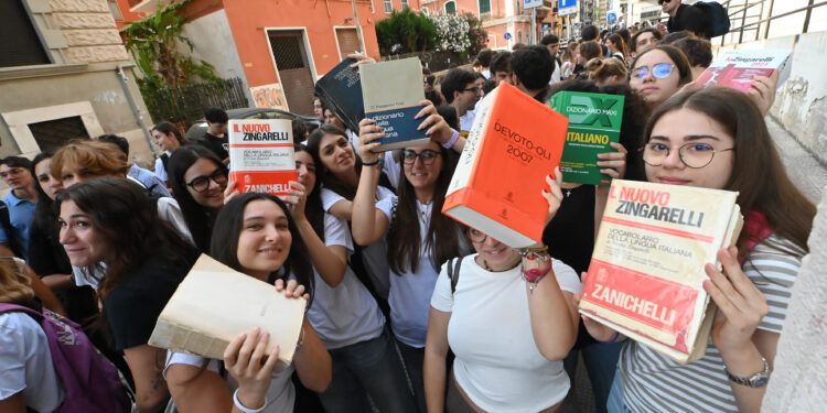 ESAMI DI MATURITA' STUDENTI STUDENTE ESAMINANDO DIZIONARI DIZIONARIO ZINGARELLI LIBRI LIBRO ESAMI DI STATO SCUOLA LICEO