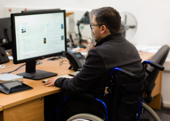 LAVORO D'UFFICIO CATEGORIE PROTETTE CATEGORIA PROTETTA DISABILE DISABILITA' DISABILI LAVORATORE LAVORATORI PC COMPUTER POSTAZIONE SEDIA A ROTELLE OCCUPAZIONE