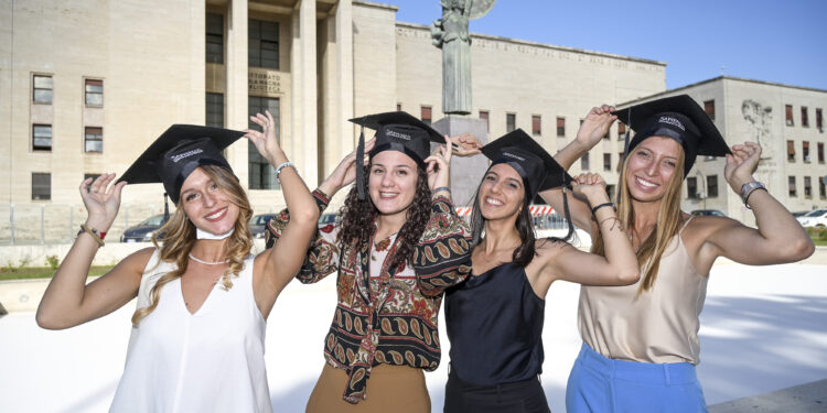GRADUATION DAY ALLA SAPIENZA PER I LAUREATI DI MEDICINA DURANTE IL PERIODO DI LOCKDOWN, STUDENTI, LAUREATI, UNIVERSITA, UNIVERSITARI
LAUREA
TOCCO TOCCHI