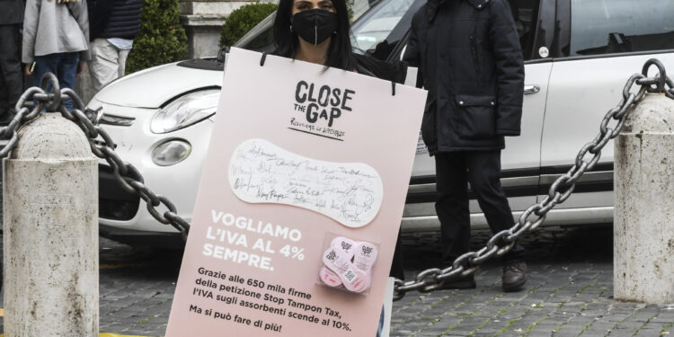 FLASH MOB
COOP LANCIA LA CAMPAGNA CLOSE THE GAP
PIAZZA DELLA MINERVA PER RICHIEDERE IL TAGLIO DELL'IVA SUGLI ASSORBENTI
