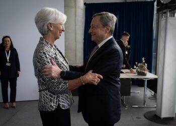 La presidente della Bce, Christine Lagarde, col suo predecessore, Mario Draghi [foto: Dirk Claus/ECB, via imagoeconomica]