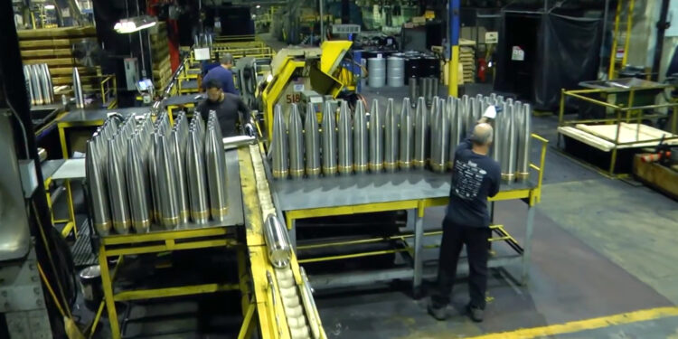 Una fabbrica di armi [foto: imagoeconomica]