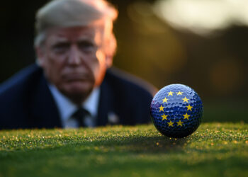 L'accordo sui dazi raggiunto tra USA e UE a margine di una partita da golf giocata dal presidente USA in Scozia avrà comunque ripercussioni, avverte la BCE [foto: Carlo Carino/imagoeconomica, via IA]