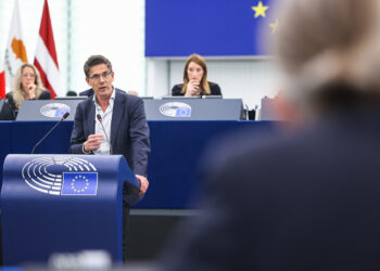 L'eurodeputato Bas Eickhout parla in una seduta del Parlamento di Strasburgo (Fonte: European Parliament)