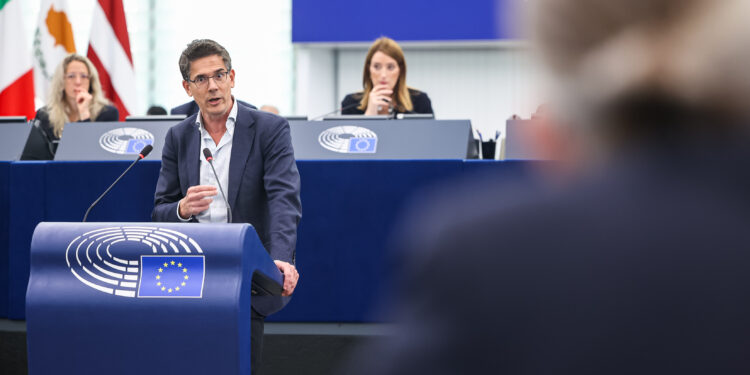 L'eurodeputato Bas Eickhout parla in una seduta del Parlamento di Strasburgo (Fonte: European Parliament)