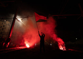 Pro-Palestinian demonstrators gather at Milano Cardorna train station to protest against the interception of the Global Sumud Flotilla by Israel's army, on October 01, 2025 in Milan. (Photo by Piero Cruciatti / AFP)