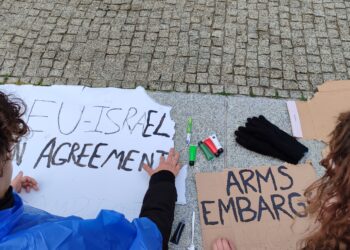 Attivisti per la Palestina e il diritto internazionale sotto la sede della Commissione Ue nell'ottobre 2025 - Foto G. Torbidoni