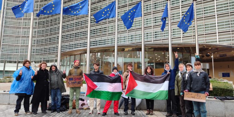 Manifestanti sotto la sede della Commissione Ue - Foto G. Torbidoni