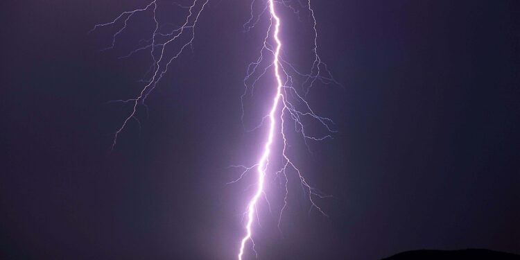 FENOMENI NATURALI
 FULMINE
 FULMINI
 LAMPI
 LAMPO
 SAETTE
 SAETTA
 TEMPESTA
 TEMPESTE