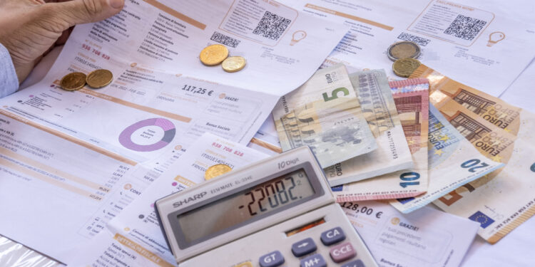 CARO BOLLETTE UTENZA UTENZE SPESE BOLLETTA LUCE ENERGIA ELETTRICA COSTO BOLLETTA AUMENTO CALCOLO CALCOLI CALCOLATRICE
ELETTRICITA' GAS