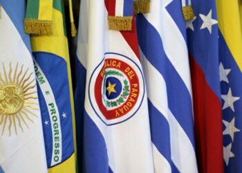 Le bandiere degli Stati membri del Mercosur (da sinistra: Argentina, Brasile, Paraguay, Uruguay. Il Venezuela è sospeso dall'1 dicembre 2016)