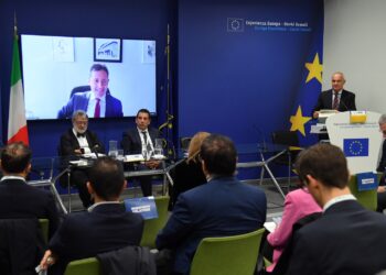 I relatori del panel dedicato ai trasporti marittimo e aereo all'evento di Connact, 20/10/25