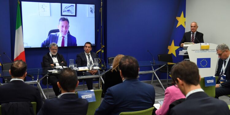 I relatori del panel dedicato ai trasporti marittimo e aereo all'evento di Connact, 20/10/25