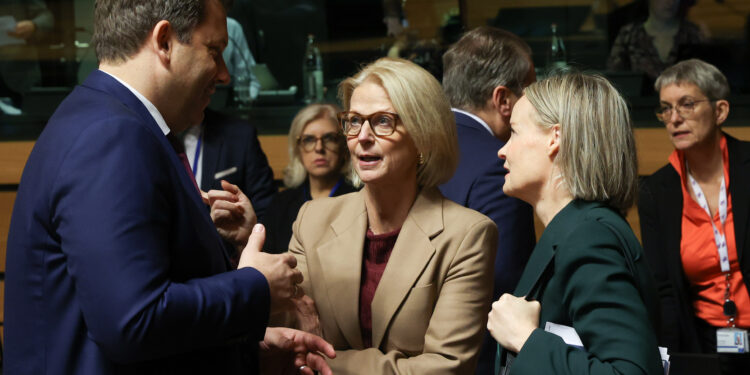 da sinistra: i ministri delle Finanze di Germania, Svezia e Finlandia, Lars Klingbeil, Elisabeth Svantesson e Riikka Purra. I tre Paesi hanno di fatto affossato la proposta di MFF 2028-2034 [Lussemburgo, 10 ottobre 2025. Foto: European Council]