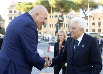 Il Presidente della Repubblica Sergio Mattarella all'Altare della Patria, accolto da Guido Crosetto, Ministro della difesa, in occasione della deposizione di una corona d’alloro sulla Tomba del Milite Ignoto nella ricorrenza della Giornata dell'Unità Nazionale e delle Forze Armate
(foto di Francesco Ammendola - Ufficio per la Stampa e la Comunicazione della Presidenza della Repubblica)