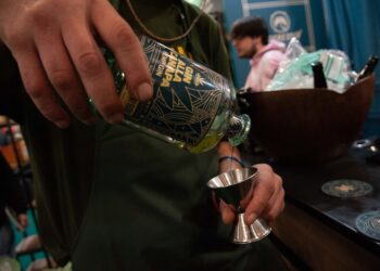 ALLESTITORI E PERSONE ALLA FIERA DELLA CANAPA 2023 CANAPA MUNDI GIN