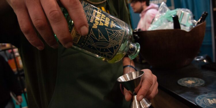 ALLESTITORI E PERSONE ALLA FIERA DELLA CANAPA 2023 CANAPA MUNDI GIN