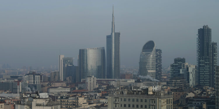 INQUINAMENTO URBANO FOSCHIA SKYLINE MILANO UNICREDIT TOWER TORRE
