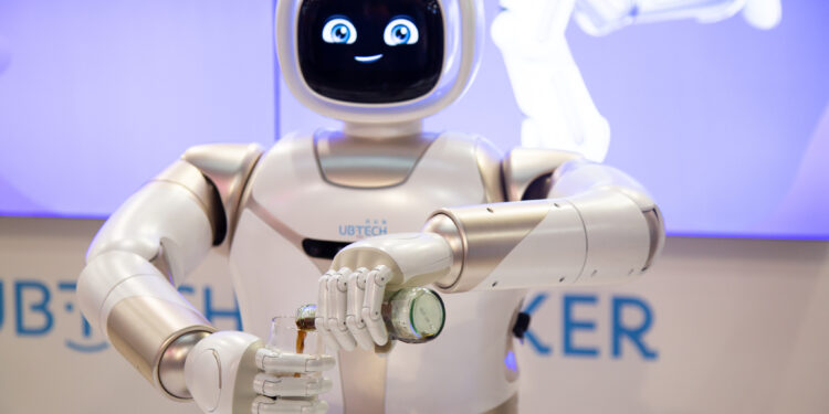 UBTECH AZIENDA INDUSTRIA ROBOTICA PRODUZIONE ROBOT TUTTOFARE CASALINGO AUTOMA