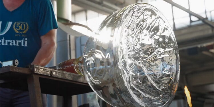 Lavorazione del vetro [foto: imagoeconomica via Axolight]