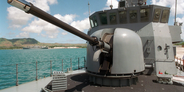 OTO MELARA IVECO CIO  INDUSTRIA BELLICA DIFESA CANNONE CANNONI 76MM INCROCIATORE NAVE NAVI