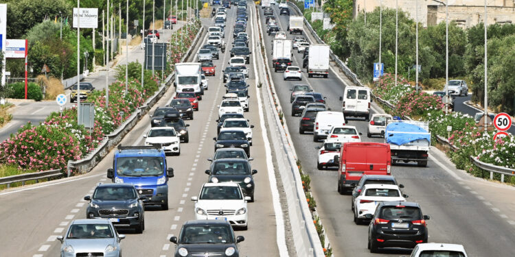 TANGENZIALE PRIMO WEEKEND DI VACANZE   TRAFFICO   INTENSO  AUTO    VACANZIERI STRADA AUTOSTRADA STRADE AUTOSTRADE ESODO ESTIVO AUTO AUTOMOBILE AUTOMOBILI