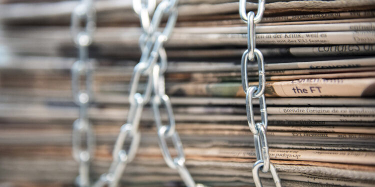 CENSURA GIORNALI QUOTIDIANI CON CATENE LIBERTA' DI STAMPA