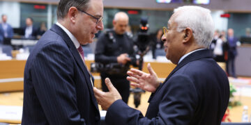 Il premier belga, Bart De Wever (sinistra) e il presidente del Consiglio europeo [Bruxelles, 19 dicembre 2025]