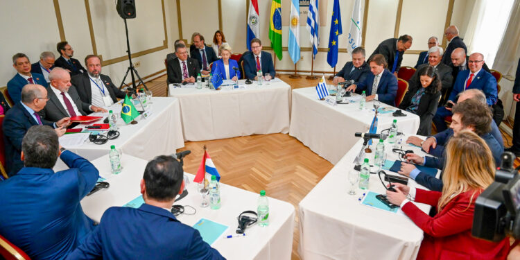 Incontro tra la presidente della Commissione UE, Ursula von der Leyen, e i leader dei Paesi Mercosur [Montevideo, 5 dicembre 2024. Foto: European Commission]