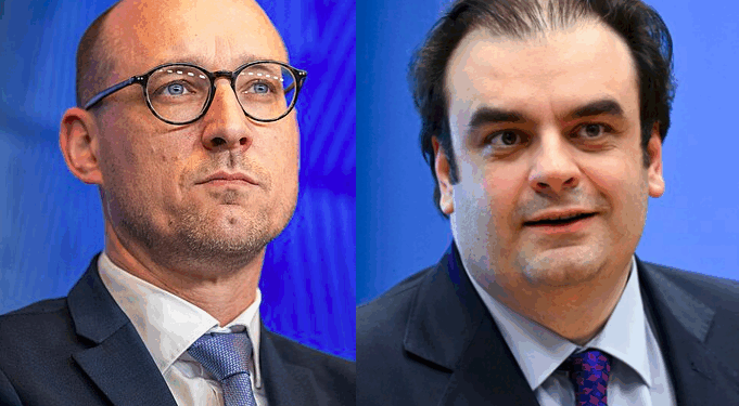 da sinistra: il ministro delle Finanze belga, Vincent van Peteghem, e il ministro delle Finanze greco, Kyriakos Pierrakakis. Sono i due candidati alla presidenza dell'eurogruppo [foto: Wikimedia Commons]