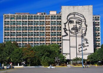 Havana / La Habana. Portrait of Che Guevara in the Plaza de la Revolucíon [foto: Guillaume Baviere/WikimediaCommons]