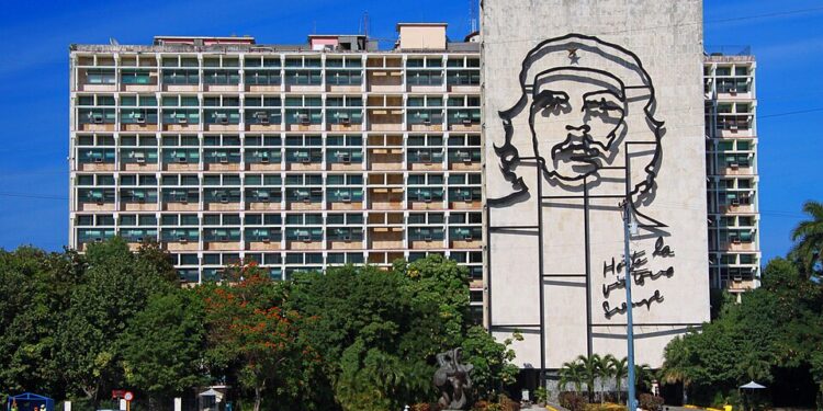 Havana / La Habana. Portrait of Che Guevara in the Plaza de la Revolucíon [foto: Guillaume Baviere/WikimediaCommons]