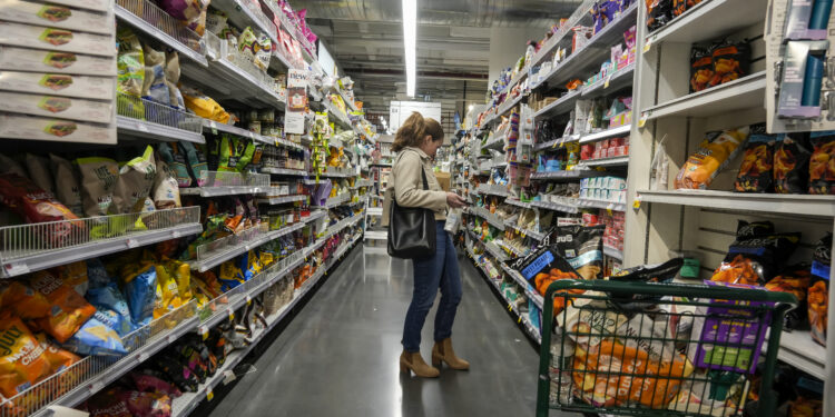 [Photo: Richard B. Levine/IPA agency]