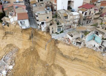Abitazioni in bilico e carreggiate compromesse nellarea colpita dalla frana a Niscemi