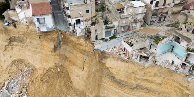 Abitazioni in bilico e carreggiate compromesse nellarea colpita dalla frana a Niscemi