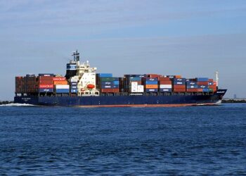 Una nave cargo in arrivo al porto di Rotterdam [foto: AlfvanBeem/imagoeconomica]