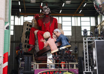 Preparazione del carro allegorico per il carnevale di Viareggio: alla corte di Satana anche Benjamin Netanyhau (primo ministro israeliano) e Ursula von der Leyen (presidente Commissione UE) [Credits: Alessandro Bremec / IPA agency]