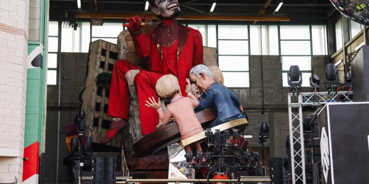 Viareggio, La preparazione dei carri allegorici per il Primo Corso Mascherato di Apertura del Carnevale di Viareggio 2026 alla Cittadella del Carnevale. Nella foto: Una vista del carro "Gran Casino. Rien ne va plus" raffigurante Ursula von der Leyen, Donald Trump, Vladimir Putin, Xi Jinping, Benjamin Netanyahu