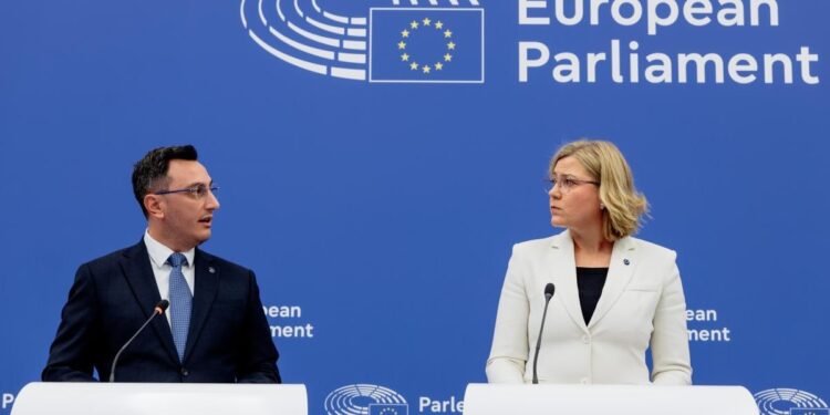 La Vicepresidente esecutiva della Commissione europea e Commissaria per la sovranità tecnologica, la sicurezza e la democrazia Henna Virkkunen e il commissario per l'equità intergenerazionale, la gioventù, la cultura e lo sport Glenn Micallef - cyberbullismo