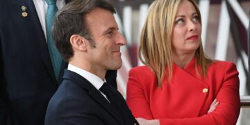 Il presidente francese Emmanuel Macron e la presidente del Consiglio italiana, Giorgia Meloni, a margine della foto di famiglia durante il Consiglio europeo