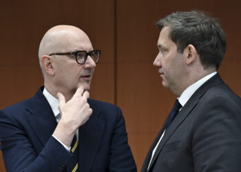 da sinistra: I ministri delle Finanze di Francia e Germania, Roland Lescure e Lars Klingbeil [Bruxelles, 16 febbraio 2026. Foto: European Council]